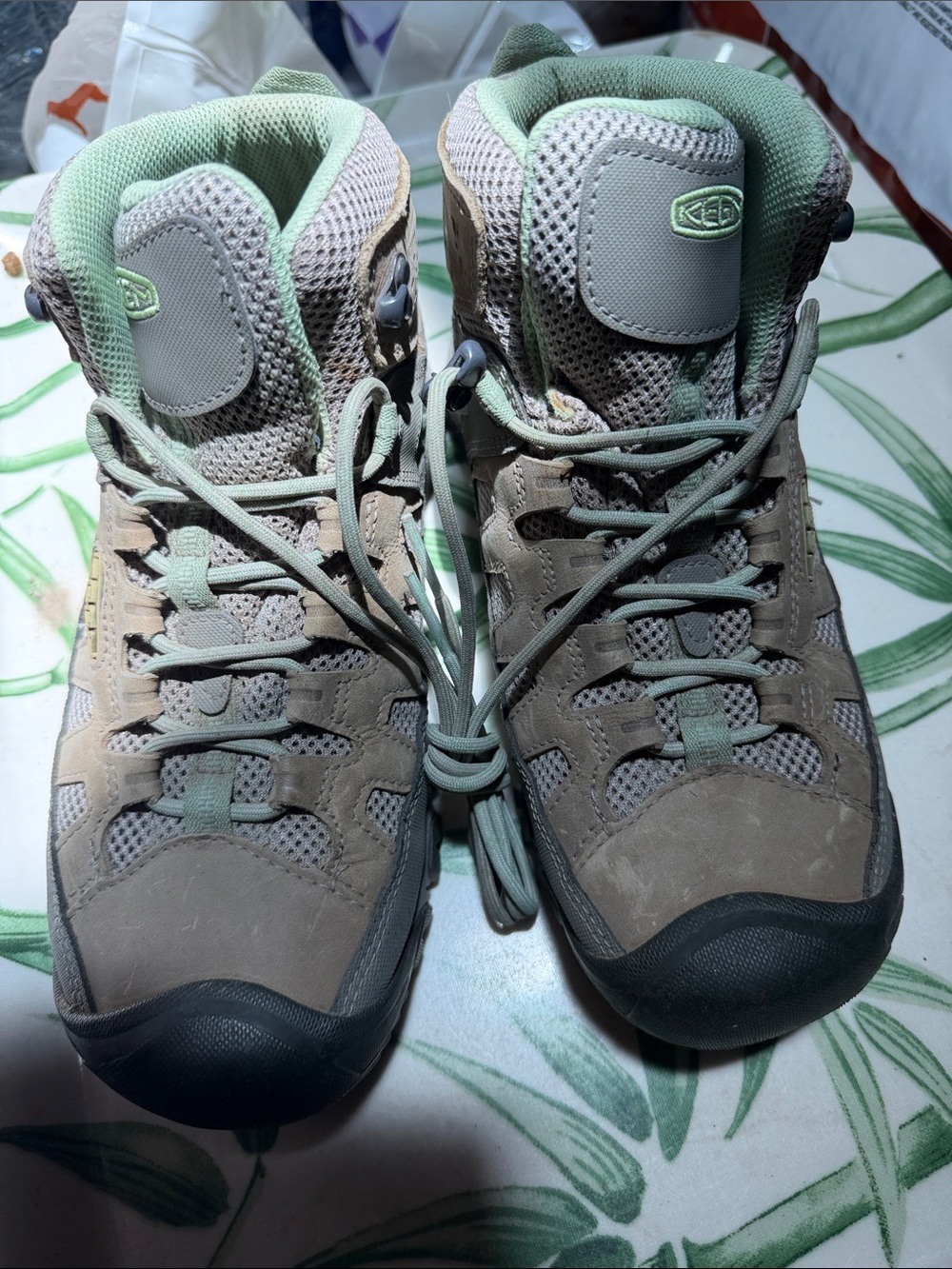 Keen Hiking Boots in Sage Green and Taupe 10 women’s happy hiking!